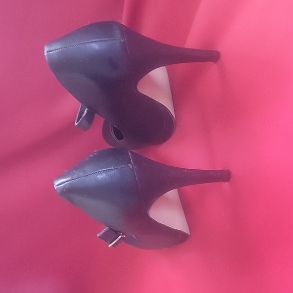 Black pumps - Picture 2 of 3